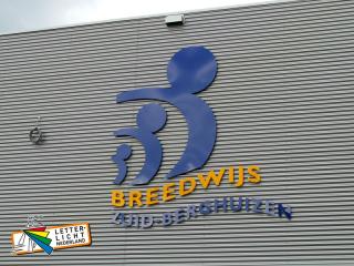 Gevelbelettering met uitgefreesde acrylaat letters en logo